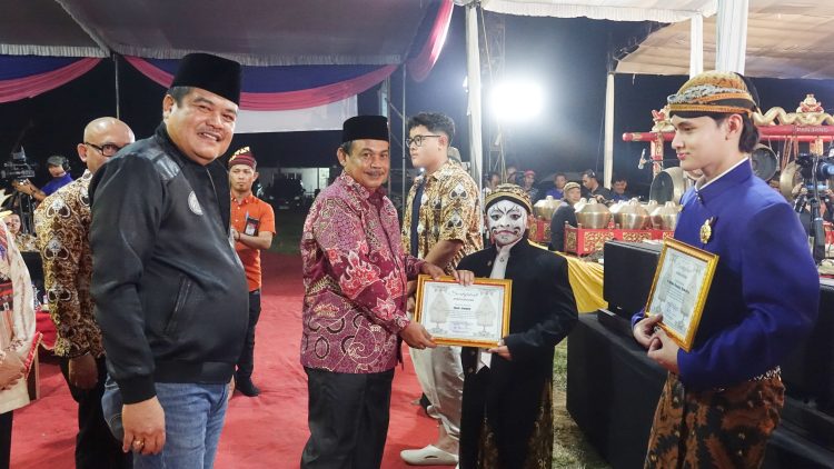 Bupati Lampung Tengah Hadiri Gebyar Wayang Kulit Millenial di Seputih Agung