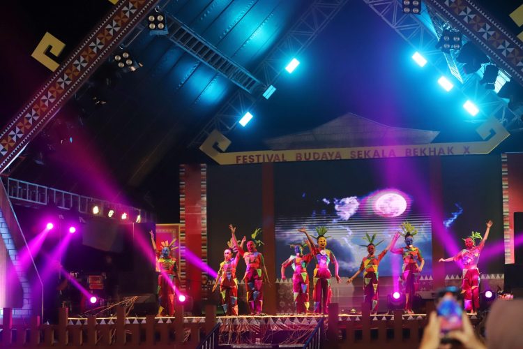 Penjabat Bupati Nukman Menyaksikan Lomba Tari Sekura dan Orkes Gambus