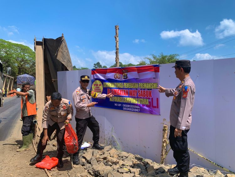 Polres Lampung Utara Pasang Banner Himbauan untuk Cegah Pungli di Jalan Lintas Tengah