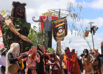 Puluhan Grup Sekura Unjuk Kebolehan Dihadapan Pj Bupati Lampung Barat Pada Hari Terakhir Festival Sekala Bekhak
