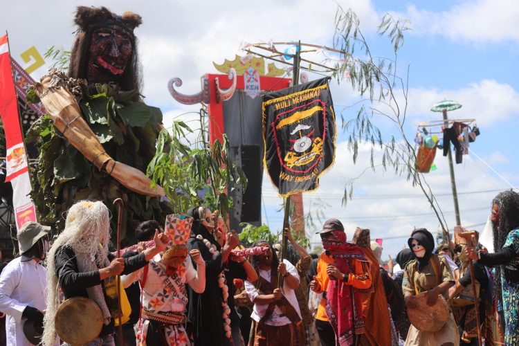 Puluhan Grup Sekura Unjuk Kebolehan Dihadapan Pj Bupati Lampung Barat Pada Hari Terakhir Festival Sekala Bekhak