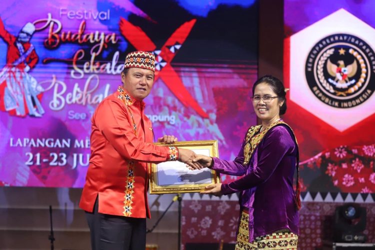 Ditandai Pemukulan Gemelan Festival Budaya Sekala Bekhak Ke X Resmi Ditutup Pj Bupati Lampung Barat