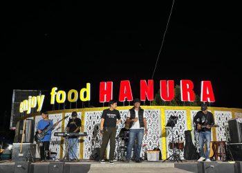 Wisata Malam, Taman Akhir Pekan Desa Hanura Sajikan Musik Keren 