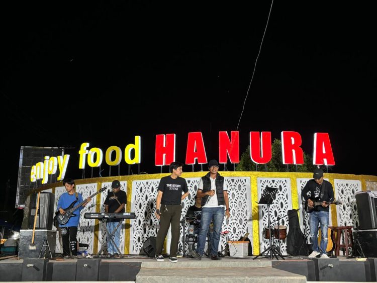 Wisata Malam, Taman Akhir Pekan Desa Hanura Sajikan Musik Keren