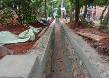 Pekon Srirahayu Bangun Drainase dengan dana desa.