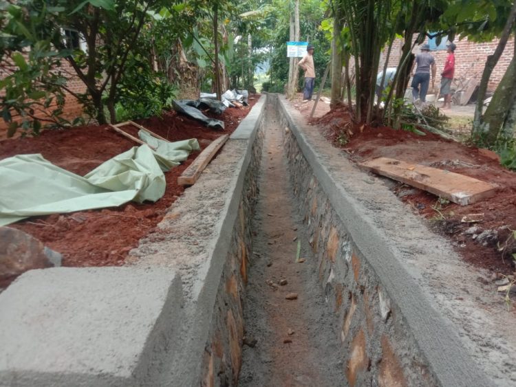 Pekon Srirahayu Bangun Drainase dengan dana desa.