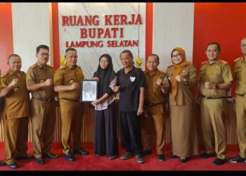 Nanang Ermanto Terima Sketsa Lukisan dari Radio DBFM 93.0 Kalianda