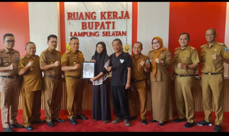 Nanang Ermanto Terima Sketsa Lukisan dari Radio DBFM 93.0 Kalianda