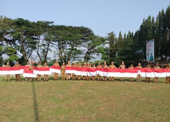 Pj. Bupati Tanggamus Menyerahkan Bendera Merah Putih Kepada 20 Camat Secara Simbolis
