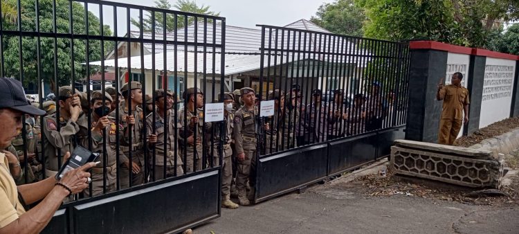 Kantor Dinas PUPR Lampung Selatan di Serbu Massa AKLI