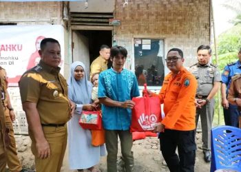 Bupati Lampung Selatan Berikan Bantuan Bedah Rumah Kepada Dua Warga di Kecamatan Kalianda