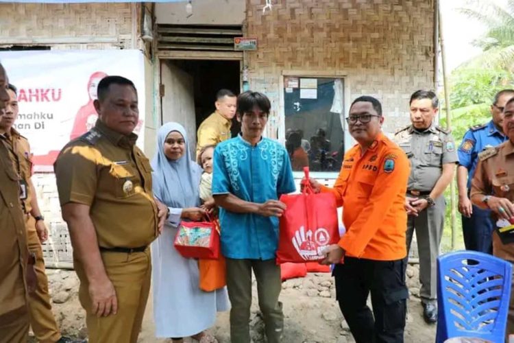 Bupati Lampung Selatan Berikan Bantuan Bedah Rumah Kepada Dua Warga di Kecamatan Kalianda