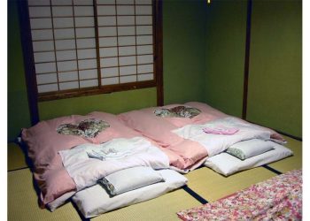 Budaya Tidur Unik di Jepang: Dari Tidur di Lantai hingga Kapsul Tidur Modern