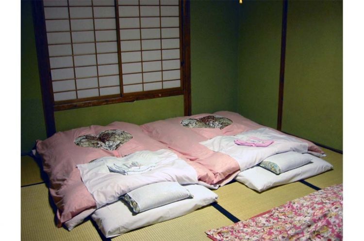 Budaya Tidur Unik di Jepang: Dari Tidur di Lantai hingga Kapsul Tidur Modern