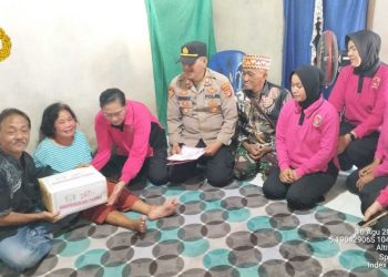Kapolsek dan Bhayangkari Tunjukkan Kepedulian dengan Kunjungi Warga Disabilitas di Pekon Bumi Hantatai