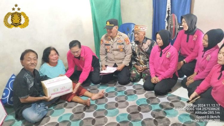 Kapolsek dan Bhayangkari Tunjukkan Kepedulian dengan Kunjungi Warga Disabilitas di Pekon Bumi Hantatai