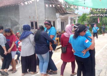 Keseruan Lomba Jepit Terong di RT 07 Desa Sukajaya Lempasing Warnai HUT RI ke-79