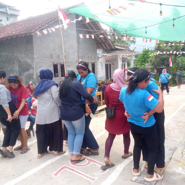 Keseruan Lomba Jepit Terong di RT 07 Desa Sukajaya Lempasing Warnai HUT RI ke-79