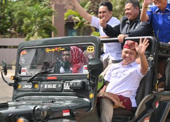 11 Partai Koalisi Dukung Nanda-Antonius Daftar ke KPU Kendarai Jeep Willys