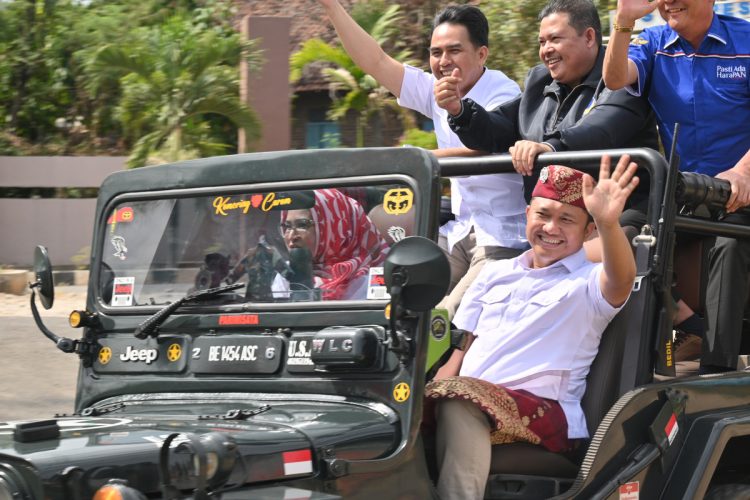 11 Partai Koalisi Dukung Nanda-Antonius Daftar ke KPU Kendarai Jeep Willys