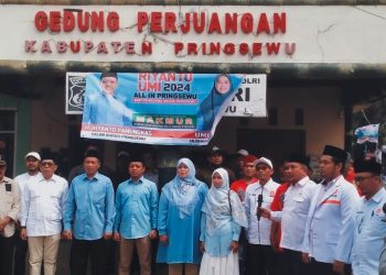 Riyanto Pamungkas-Umi Laila Mendaftar ke KPU Pringsewu Ditemani Seribuan Massa dan Ratusan Kendaraan