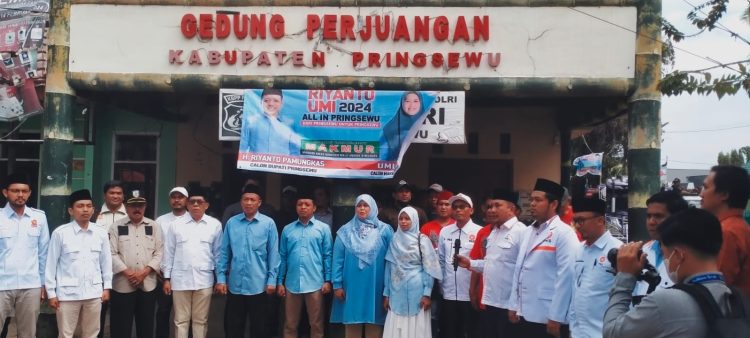 Riyanto Pamungkas-Umi Laila Mendaftar ke KPU Pringsewu Ditemani Seribuan Massa dan Ratusan Kendaraan