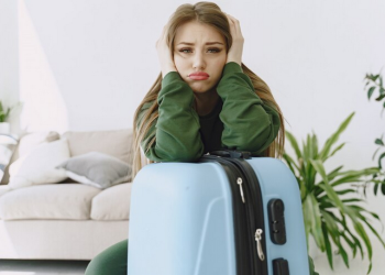 7 Cara Efektif Mengatasi Jet Lag Saat Perjalanan Jarak Jauh dengan Pesawat