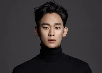 Kim Soo Hyun Dikonfirmasi Jadi Mantan Kekasih Jo Bo Ah di ‘Knock Off’, Fans Antusias Menanti