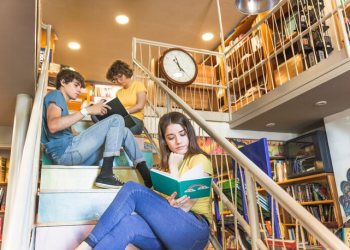 CEK KOTA KAMU! 6 Kota di Indonesia dengan Tingkat Literasi Paling Tinggi dan Terendah