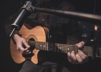 10 Rekomendasi Lagu dengan Musik Akustik KPop Rekomendasi untuk Diputar Saat Belajar