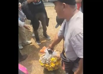 Viral! Pedagang Asongan Gratiskan Dagangan untuk Peserta Aksi Unjuk Rasa