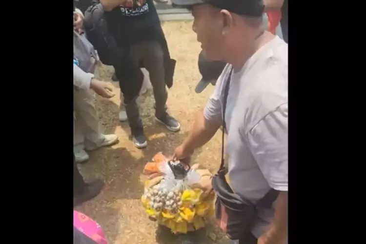 Viral! Pedagang Asongan Gratiskan Dagangan untuk Peserta Aksi Unjuk Rasa