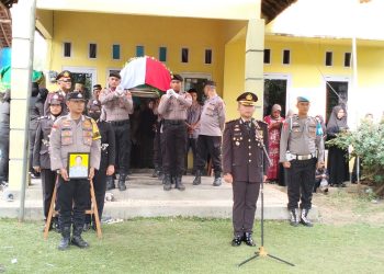 Upacara Pemakaman Bripka Slamet Purwanto di Lampung Timur, Dikenang dengan Hikmat