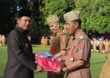 Pj Bupati Lampung Barat Serahkan 10 Juta Bendera Merah Putih Sambut HUT ke-79 RI