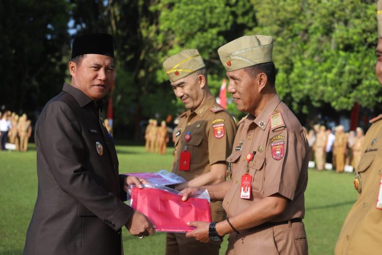 Pj Bupati Lampung Barat Serahkan 10 Juta Bendera Merah Putih Sambut HUT ke-79 RI
