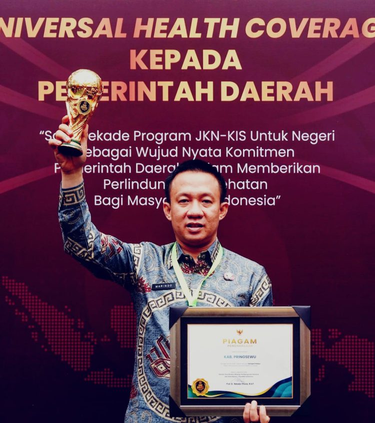Pj. Bupati Pringsewu Terima Penghargaan Universal Health Coverage 2024
