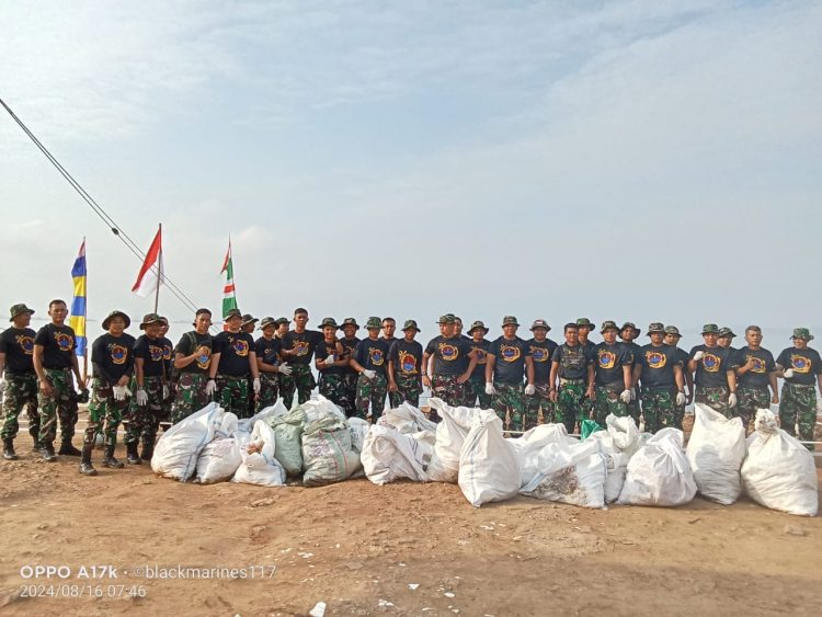 Rayakan HUT RI ke-79, Brigif 4 Marinir/BS Bersama DLH dan Komunitas Renang Gelar Aksi Bersih Pantai