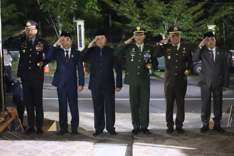 Apel Kehormatan dan Renungan Suci di Taman Makam Pahlawan Liwa: Memperingati HUT RI ke-79 dengan Penuh Khidmat