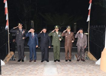Kapolres Lampung Barat Hadiri Upacara Apel Kehormatan dan Renungan Suci di Taman Makam Pahlawan