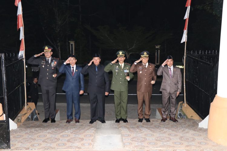 Kapolres Lampung Barat Hadiri Upacara Apel Kehormatan dan Renungan Suci di Taman Makam Pahlawan