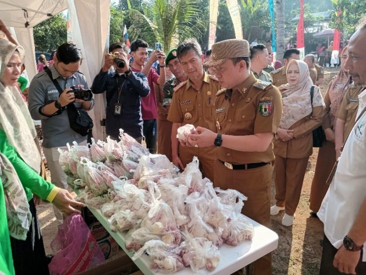 Pj. Bupati Marindo Resmikan Pasar Murah di Pekon Bumiarum