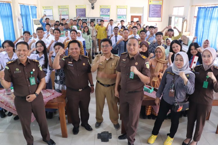 Jaksa Ajak Siswa SMA 10 Bandar Lampung Hindari Judi Online dan Kenakalan Remaja