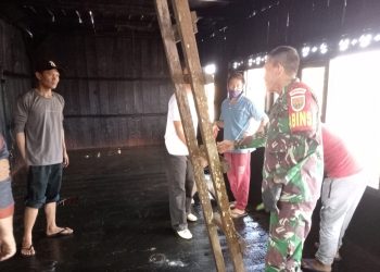 Babinsa Kodim 0422/Lampung Barat Bantu Padamkan Kebakaran Rumah Warga