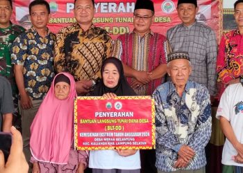 Pemdes Merak Belantung Serahkan BLT DD Tahap III 2024