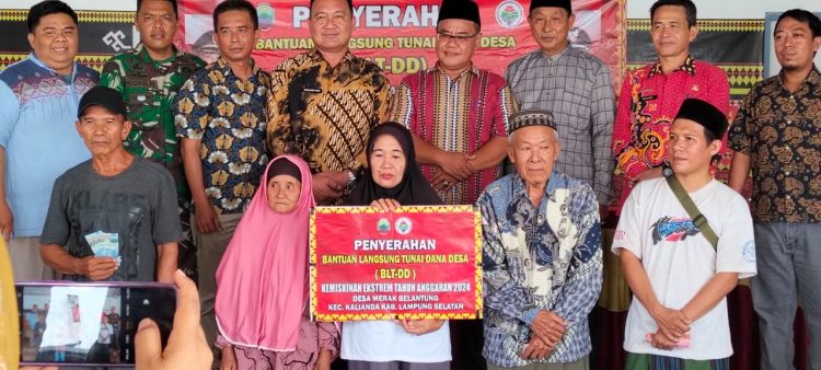 Pemdes Merak Belantung Serahkan BLT DD Tahap III 2024