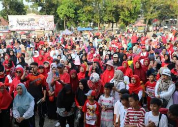 Ribuan Warga Ikuti Jalan Sehat HUT RI ke-79 di Kelurahan Way Urang