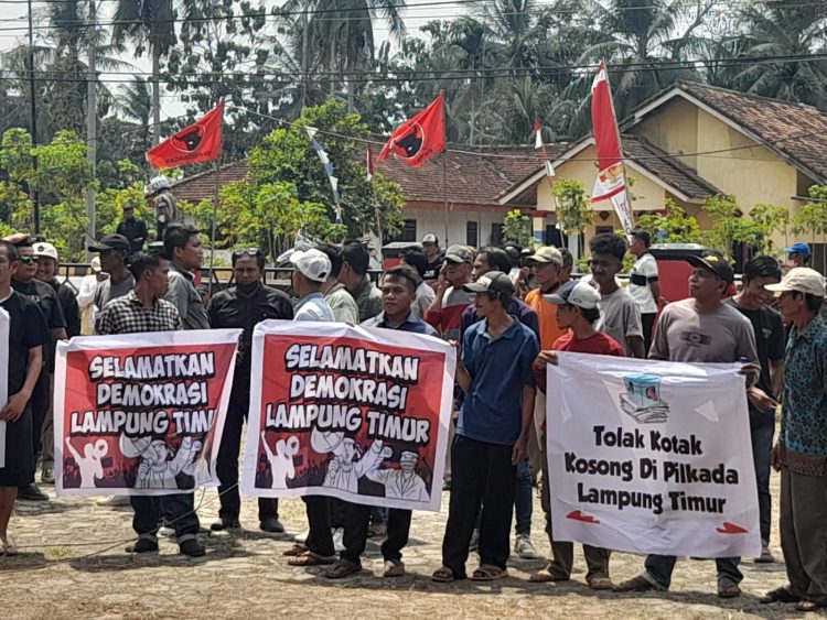 Massa Geruduk Kantor DPC PDIP Lampung Timur, Tuntut Usung Calon Bupati Sendiri