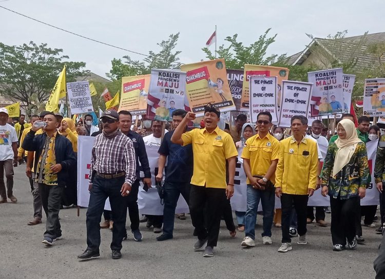 Ratusan Pendukung Kawal Ririn Kuswantari-Wiriawan Sada Melindra Daftar ke KPU Pringsewu