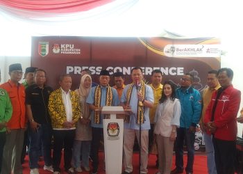 Ratusan Warga dan Relawan Kawal Pendaftaran Paslon Aries Sandi-Supriyanto ke KPU Pesawaran