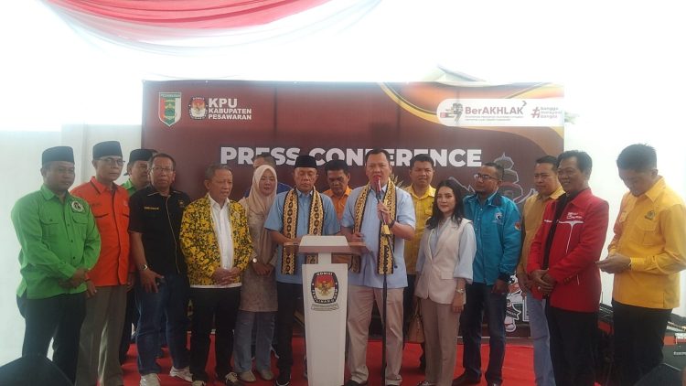 Ratusan Warga dan Relawan Kawal Pendaftaran Paslon Aries Sandi-Supriyanto ke KPU Pesawaran